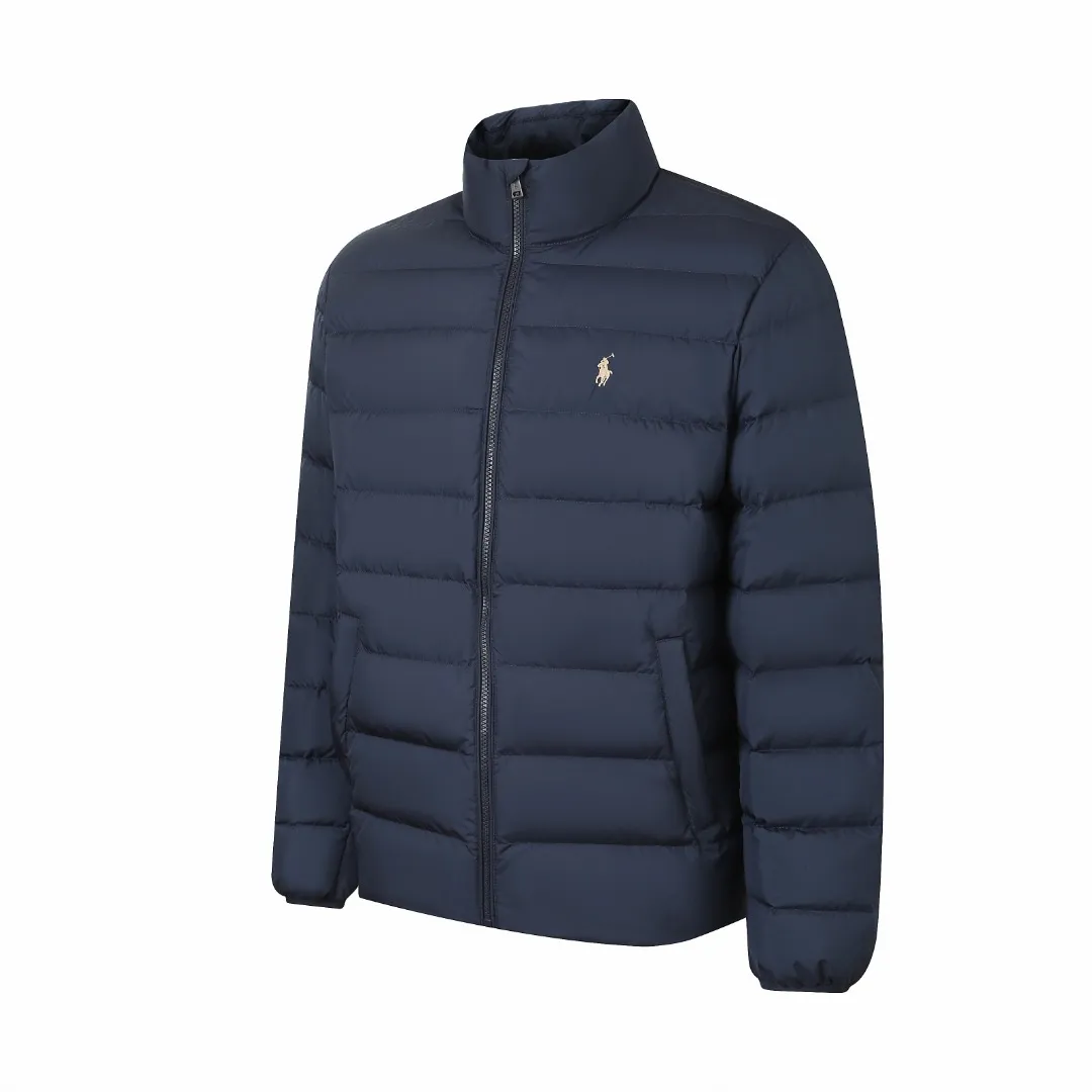 P900 Ralph Lauren Pony Embroidered Stand Collar Lightweight Down Jacket (Navy Blue) The fabric is made of nylon fabric with good windproof and waterproof properties, which can effectively block the intrusion of wind and rain from the outside and keep the inside dry. It is suitable for wearing in humid or rainy environments. The high-quality filling is made of 90 white duck down with a weight of 260g, ensuring excellent thermal insulation performance. After strict screening and processing, the velvet is not easy to get drilled, ensuring durability. The red label on the chest is made with an imported MECLO embroidery machine. The original pattern is scanned first, and then high-quality silk thread is used to make a pattern. The density effect is adjusted by continuous pattern making. The details are processed and the exquisite zipper design is simple and elegant, easy to operate. The closing design of the cuffs and hem effectively prevents the intrusion of cold wind and improves the warmth and comfort of wearing. Size:S-M-L-XL